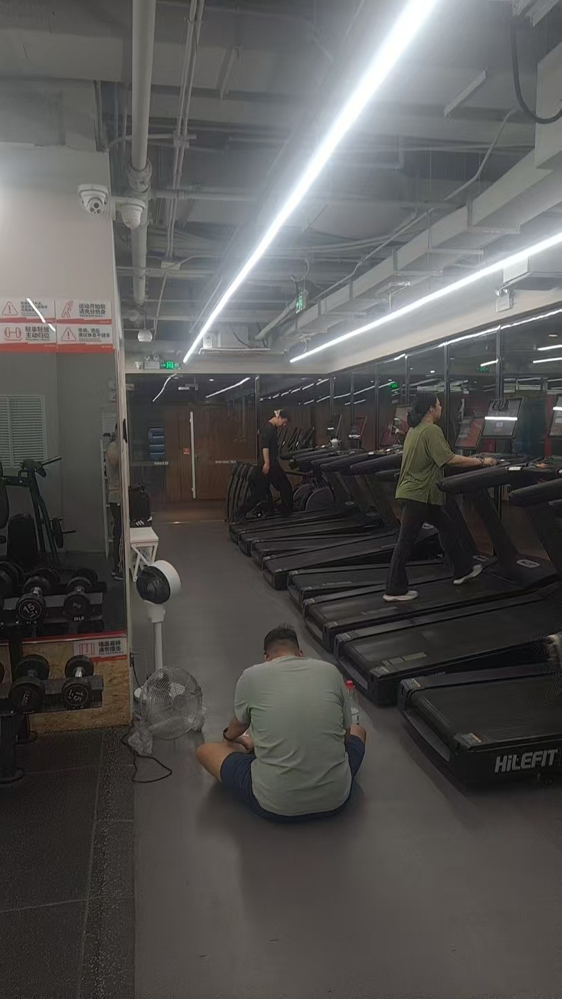 车若初见不懂就问，健身房席地而坐（睡）是不是挺危险