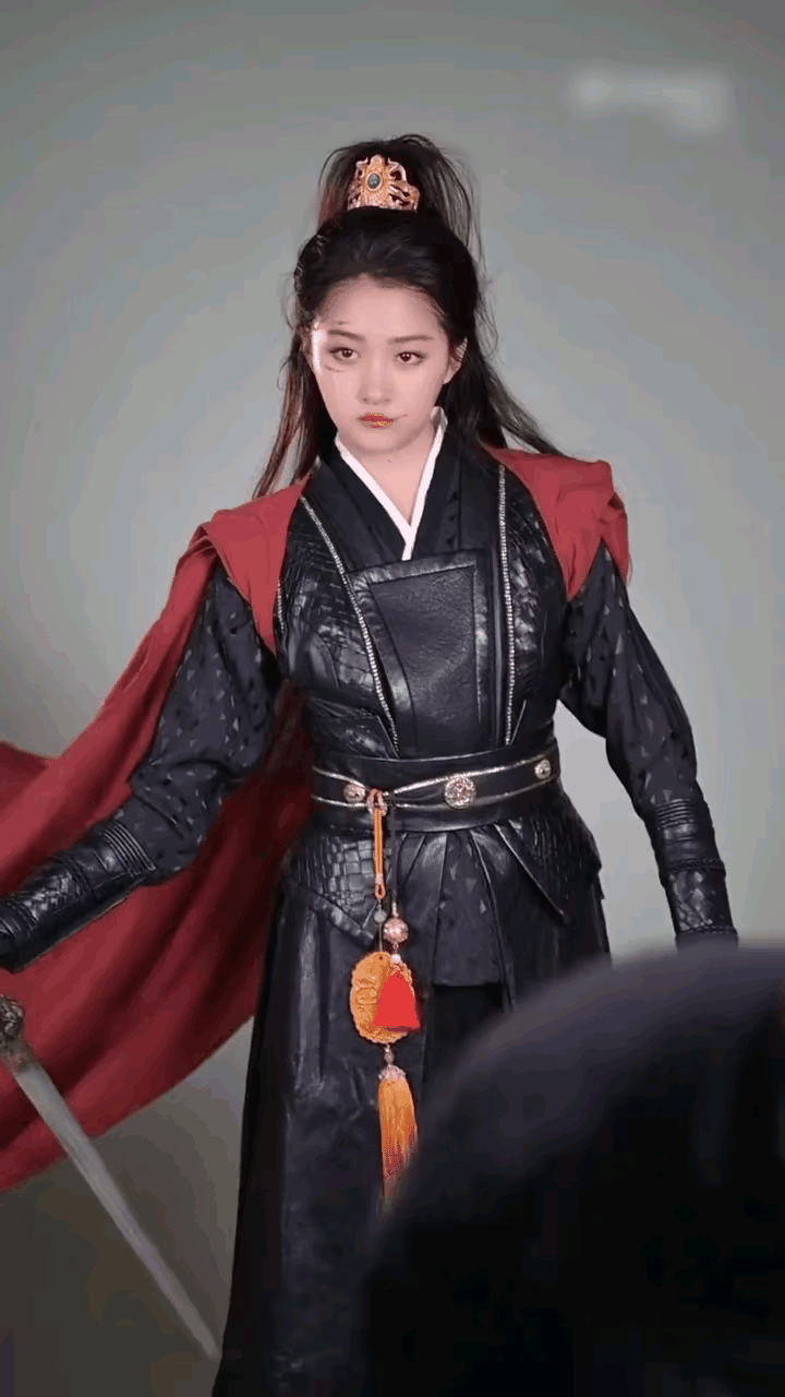 这真的是关晓彤？按理说真如传闻中失恋不是应该变瘦吗？怎么反而发福了！还是有小孩脸