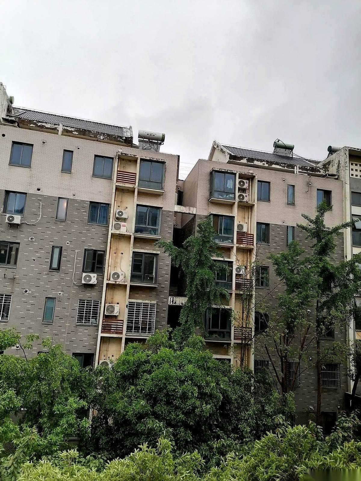 27岁还不结婚，在当年的村里，这位女民兵副连长成了所有人的谈资。她干活能顶两个