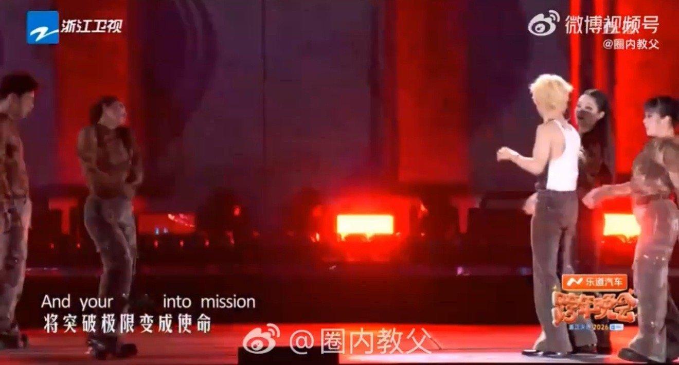 周震南舞台太炸了这场表演算是给跨年夜开了一个高能好头。周震南的舞台，总有一种让