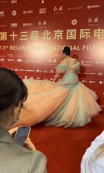 裙子饰品加起来都比古力娜扎重吧！也不知道娜扎是怎么得罪了造型师，穿这一身走一趟红