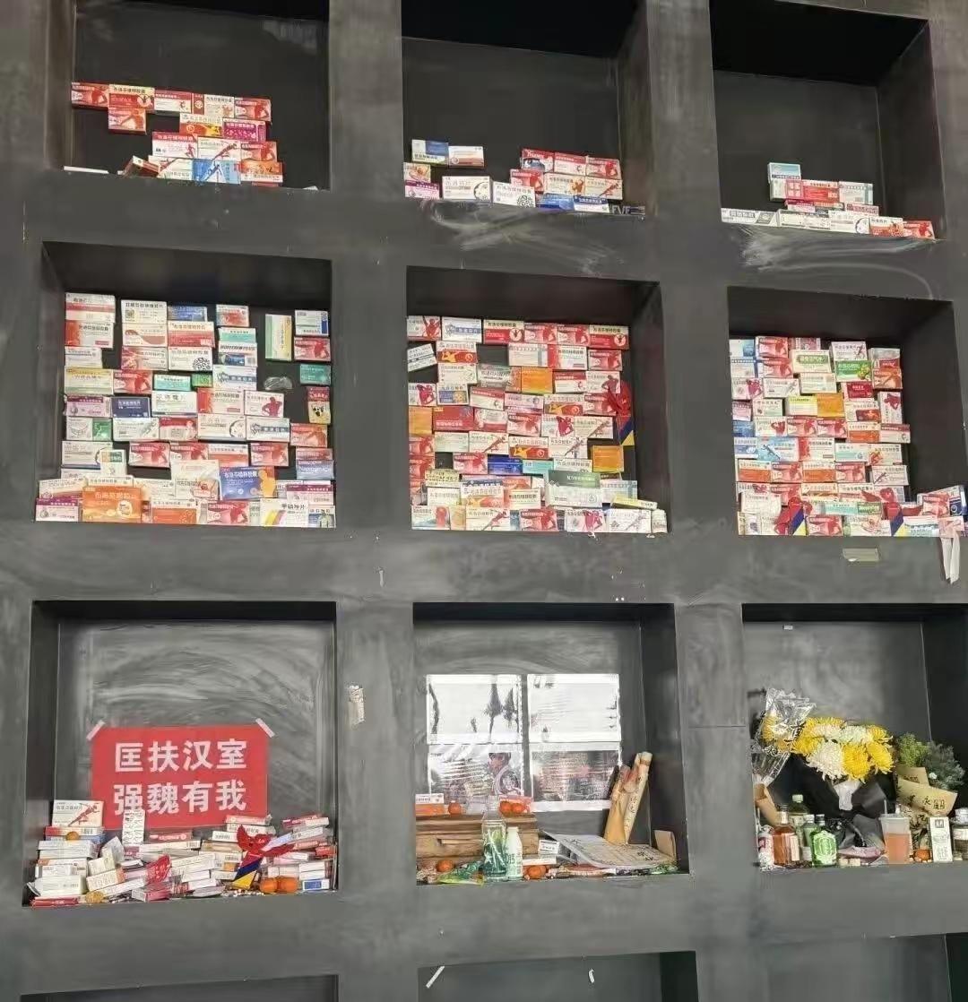 曹操墓前全是布洛芬。这个清明节全网最火的就是曹孟德了，谁能想到，孟德有一天也算是