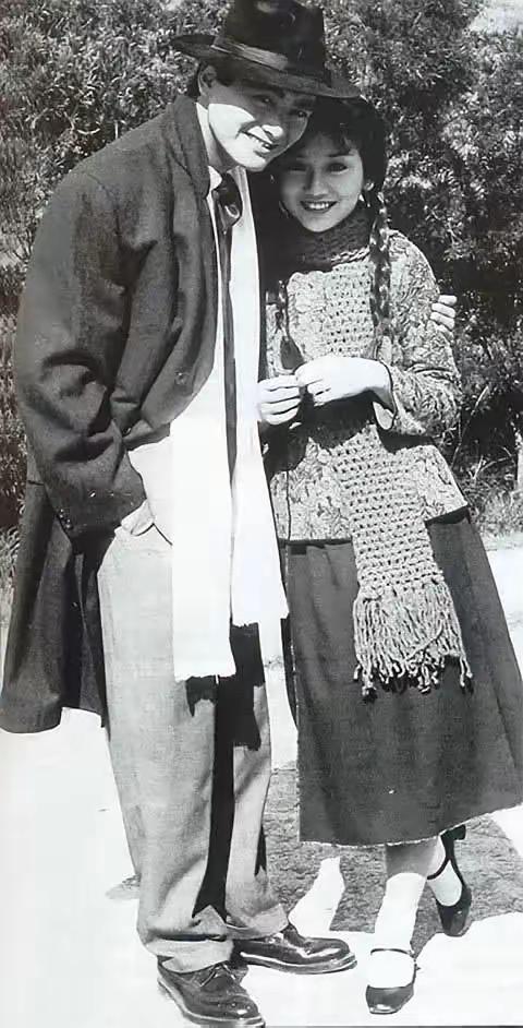 一对情侣在公园里依偎在一起。1980年拍摄，非常珍贵！国民的偶像，还有多少人记得