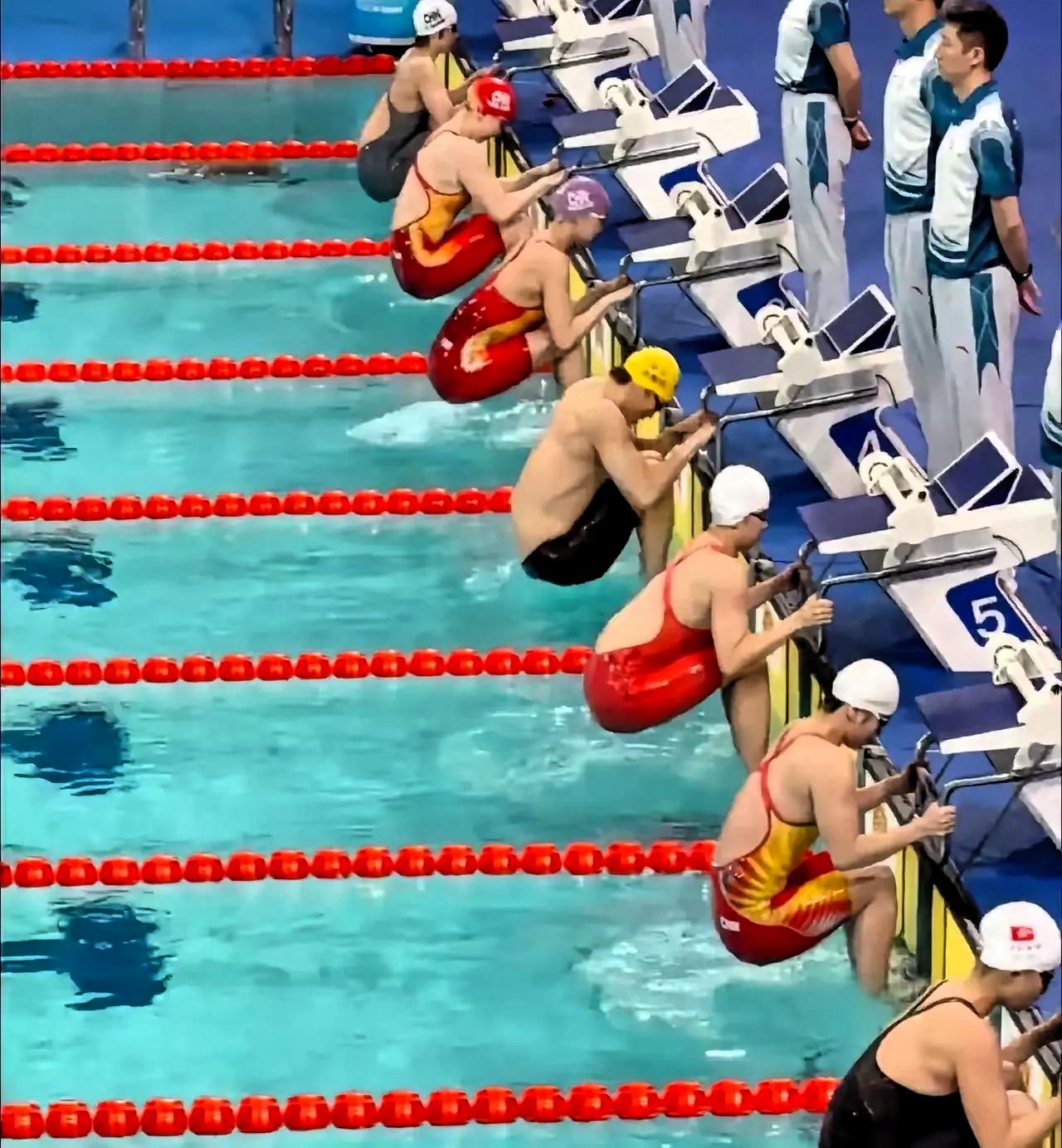 刚打开游泳比赛直播，我直接瞳孔地震！女选手们清一色穿泳衣亮相，居然混进个光膀子的