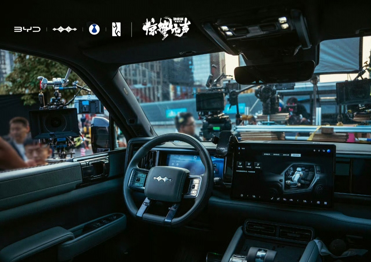 《惊蛰无声》大家看了没？我大幂幂真的是每一帧都能打，开车的镜头搭配方程豹硬朗的外