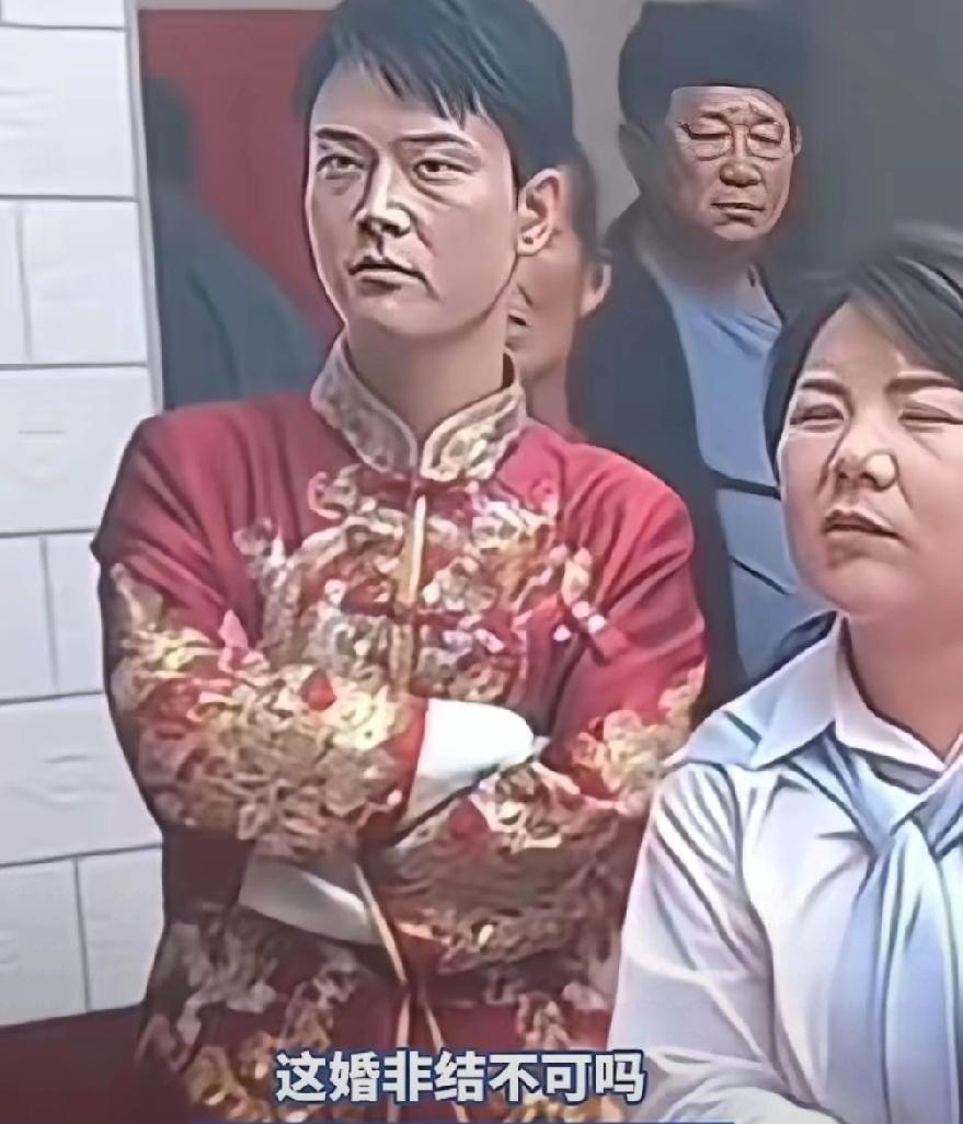 新郎摆着最臭的脸，这场婚礼新郎比谁都煎熬！这婚非结不可吗？新郎抱着手臂站在一旁