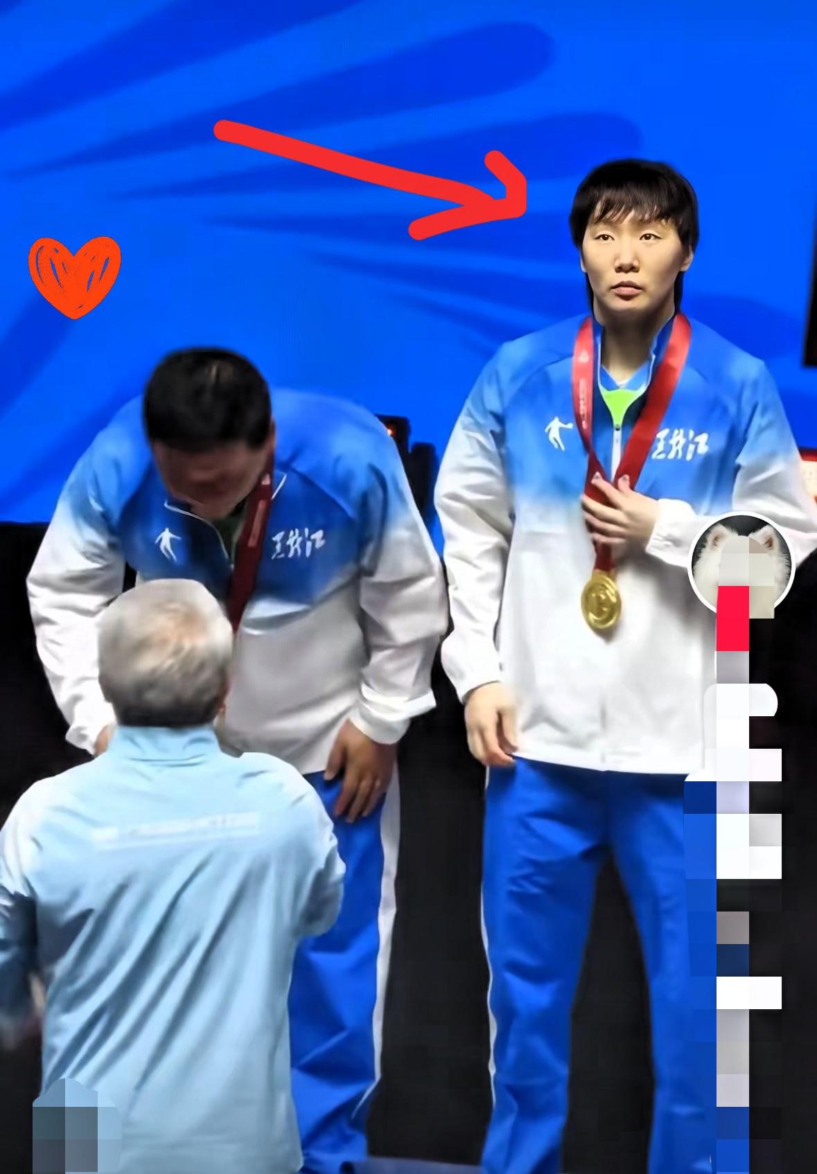 看到王曼昱颁奖时那无奈的眼神，是真挺让人心疼的！她明明拿了女单冠军，结果裁判给