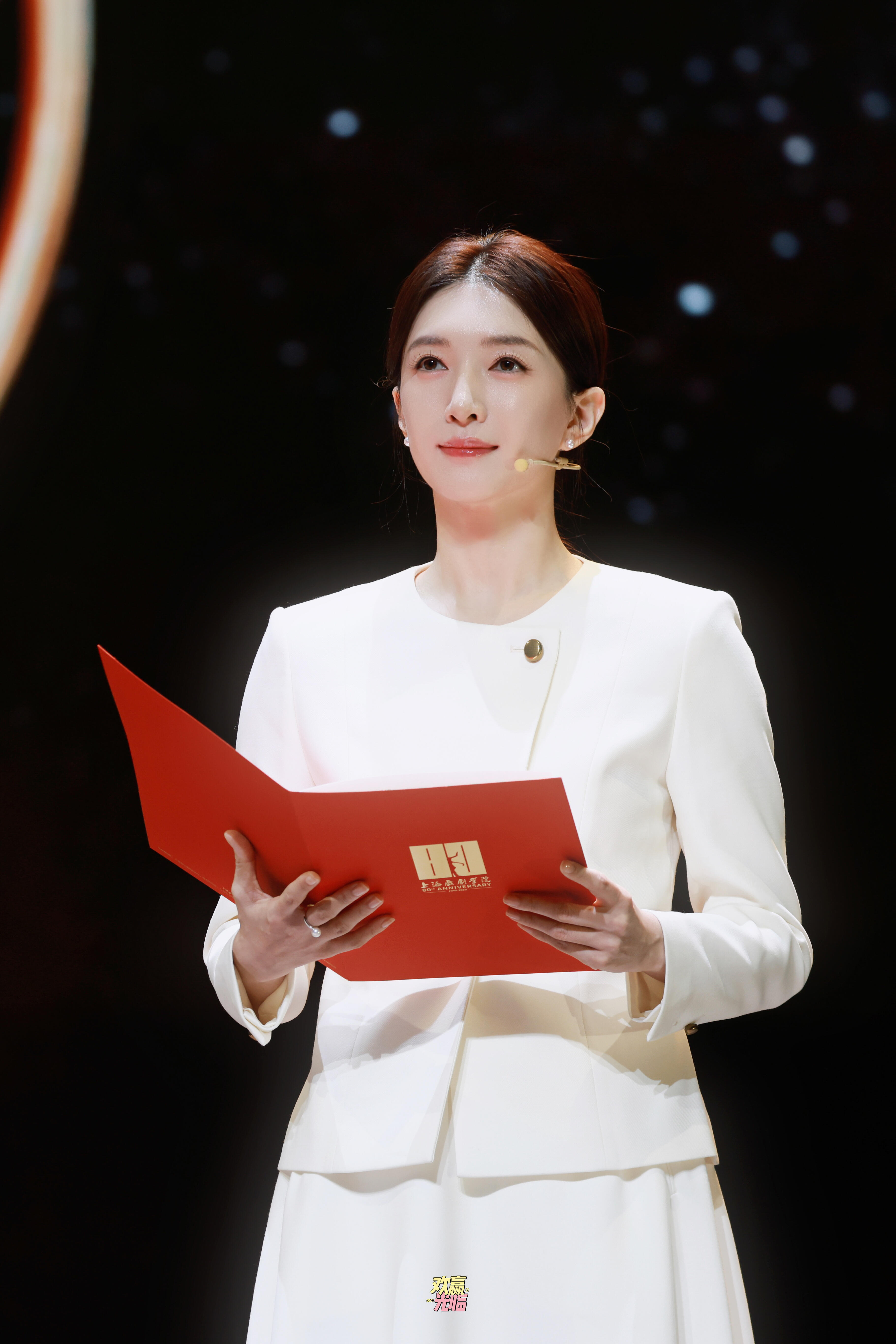 江疏影 知性美所有人都来看一下这个亮相上戏80周年校庆的江疏影有多美好吗！一身