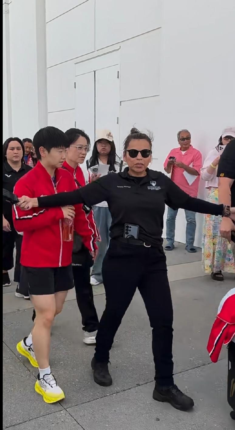 美国大满贯赛场，孙颖莎一天两场，混双、女单全部三比零拿下的孙颖莎下班啦！主