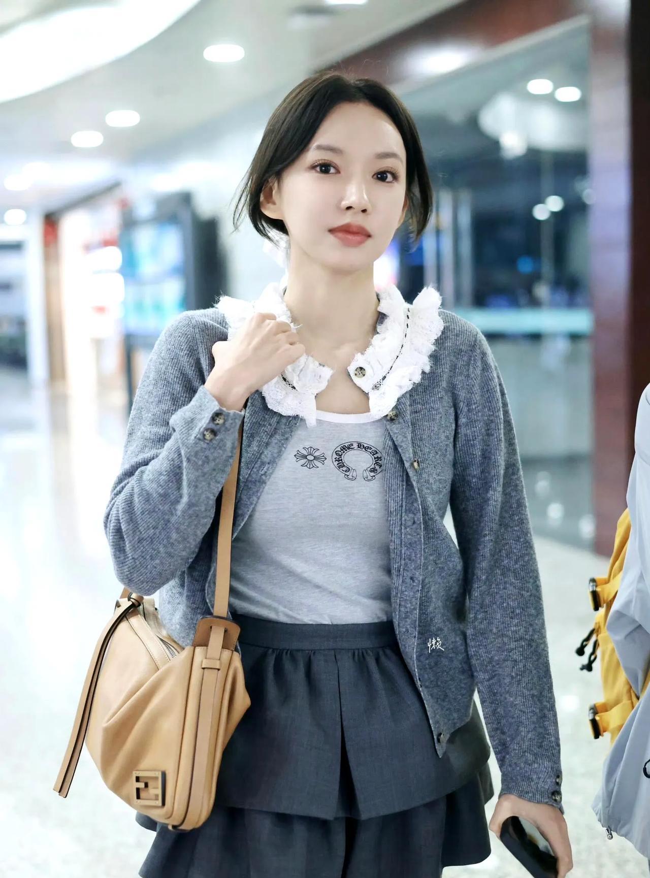 她真的不适合这种可爱的衣服，因为她的胸太大了，会显得有点胖！虽然她长了张萝莉风的