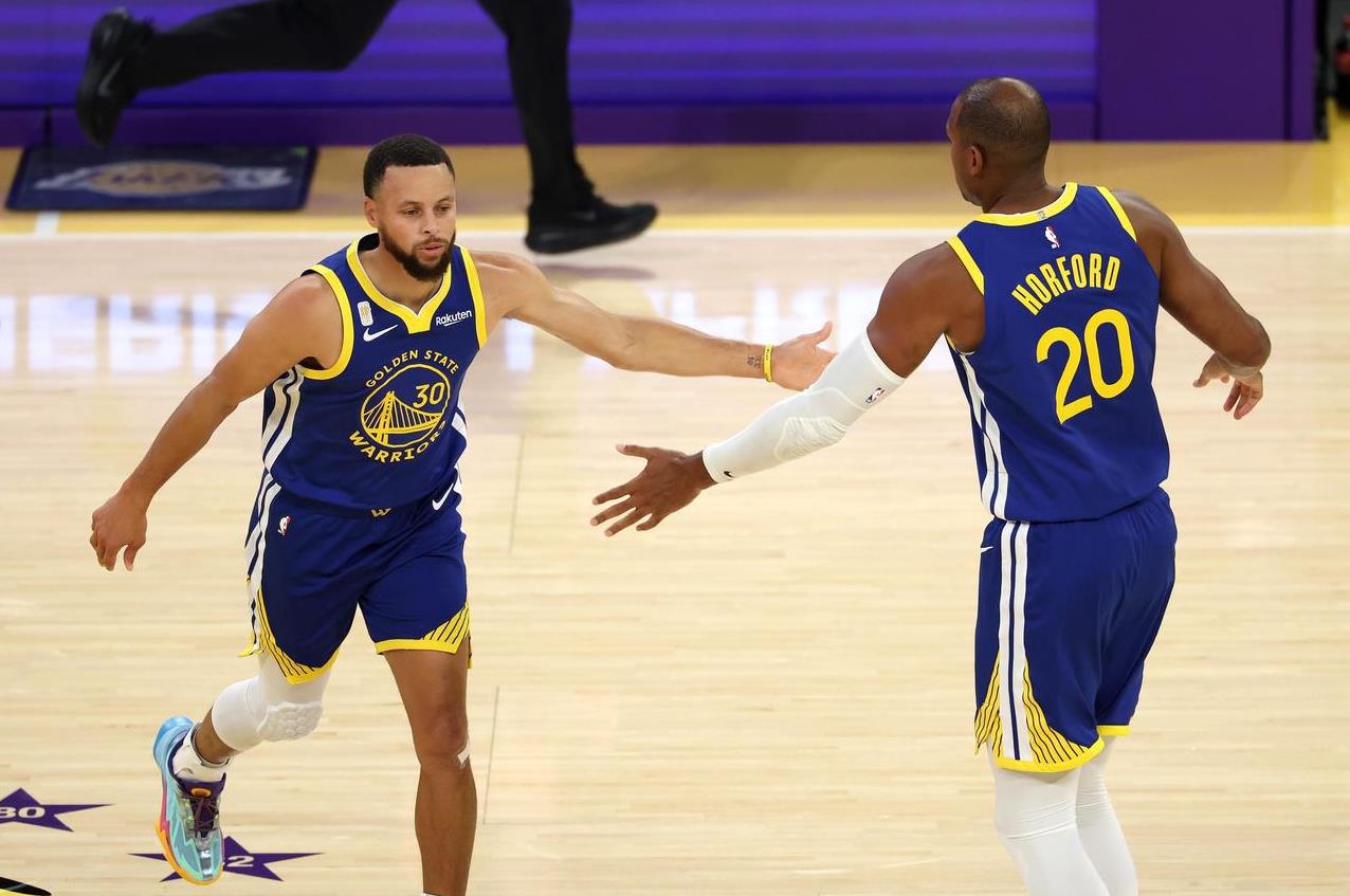 本赛季我勇阵容搭配主要登场球员十人四老：霍，库，巴，追。四少：库明白，穆迪，