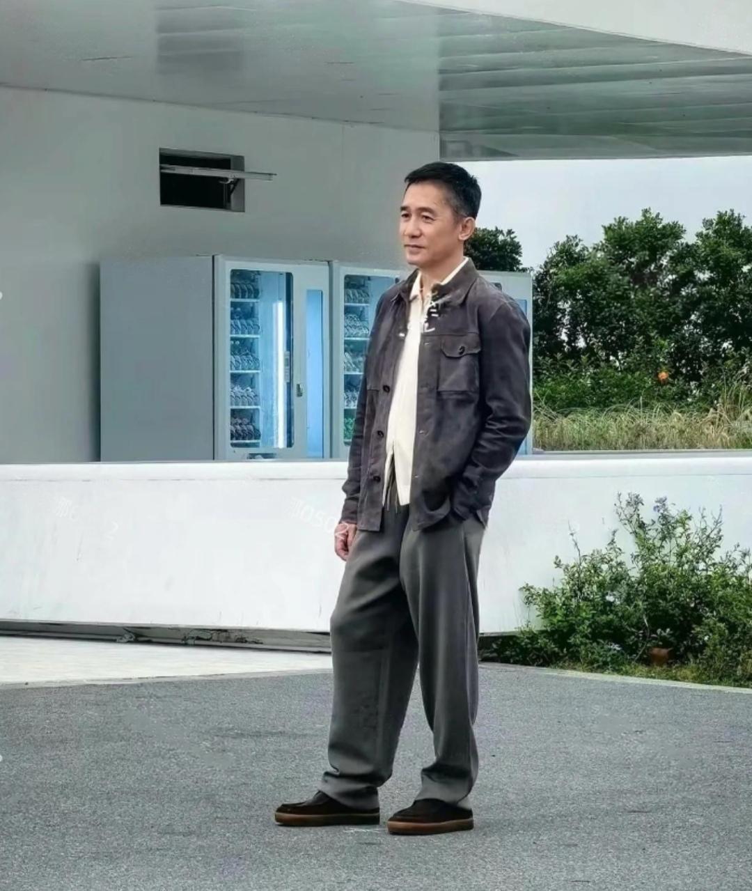 别再对明星有滤镜了，现实中的梁朝伟就是个小老头。[大笑]