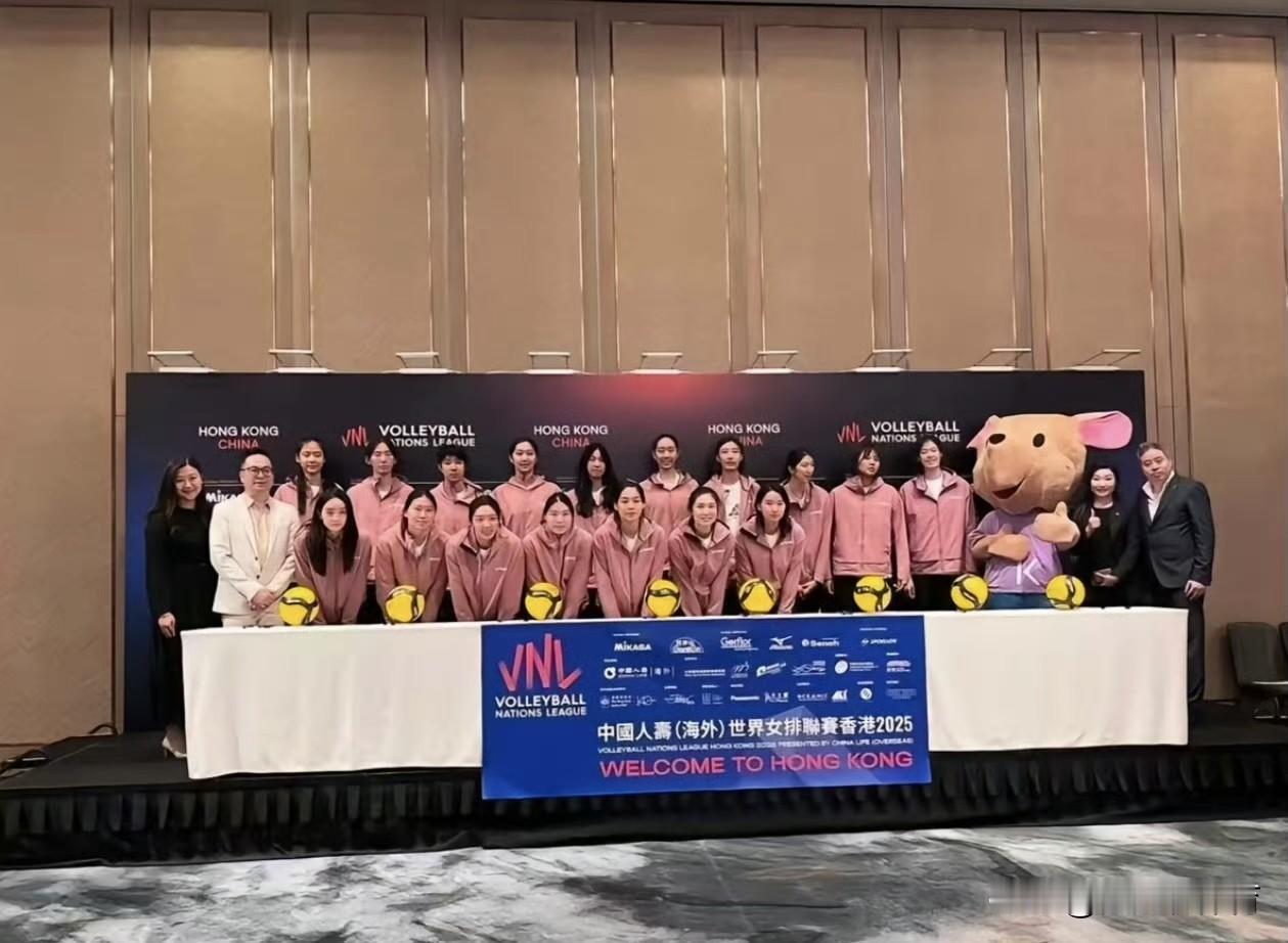 中国女排抵达香港站17人大合照来了，妹妹李盈莹跟随队伍出征，果然像网上所流传的俩
