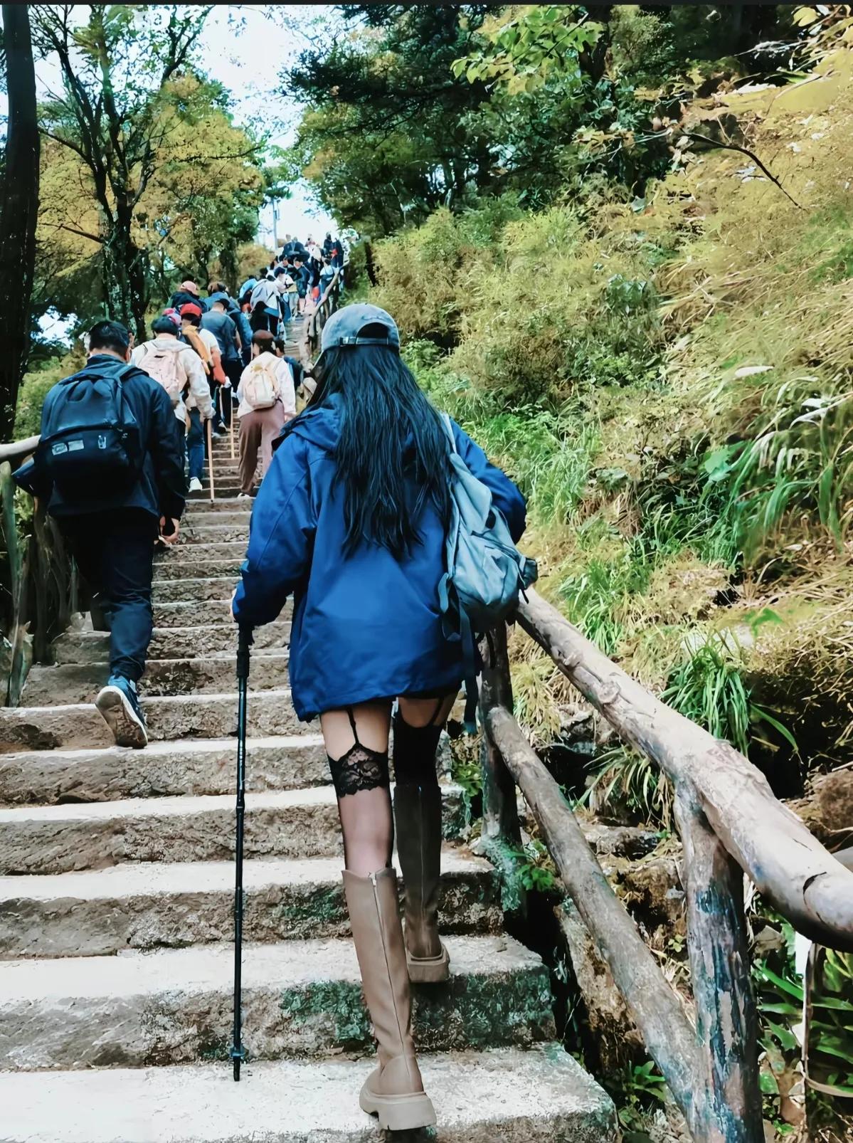 以往爬山都特别累，今天爬山一点都不感觉到累了，可能今天爬山的人比较多了吧。