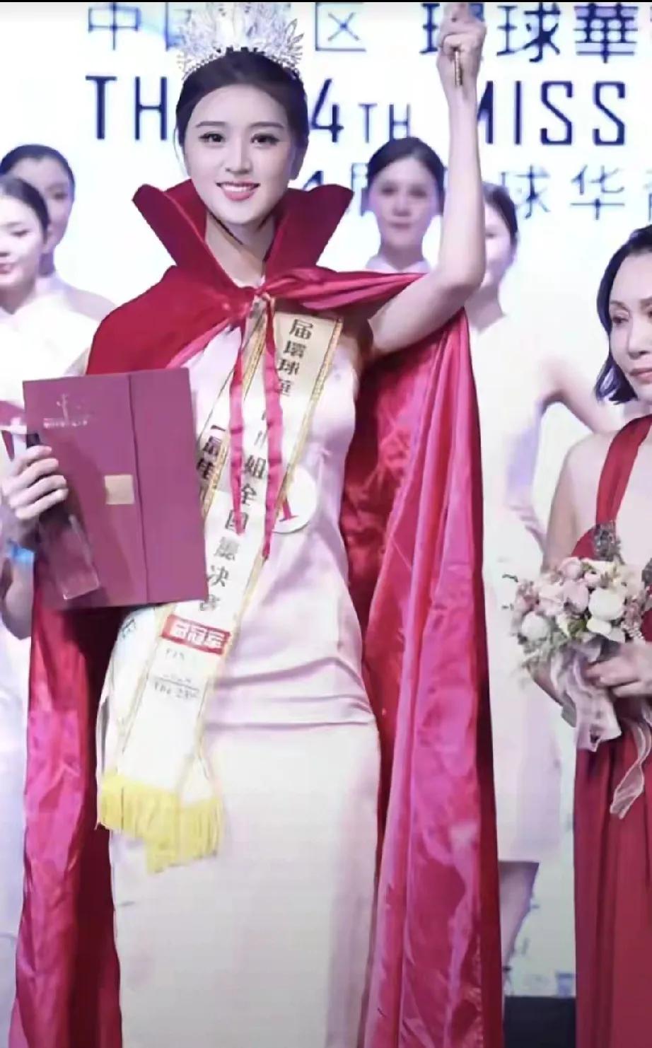 家人们谁懂啊！不愧是选美冠军，一出场直接美到失语！那长相，精致得就像精心雕琢的艺