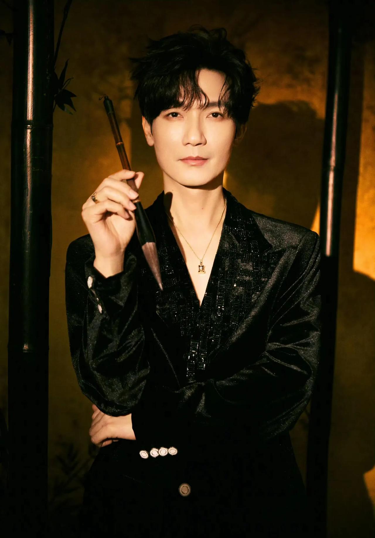 《歌手2025》从发布会开始，陈楚生换了多少套衣服了？这帅的有点过分了啊[捂脸哭]