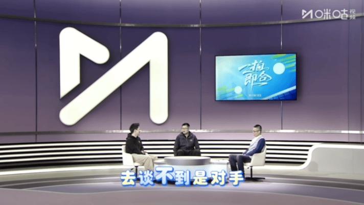 侯英超在采访里被主持人当面问“吊打国乒主力”是不是真事，他直接笑场，说跟马龙、王