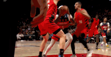 又等到杨瀚森出场，但还是垃圾时间。开拓者大胜奇才35分，胜负早没悬念，小杨在第四