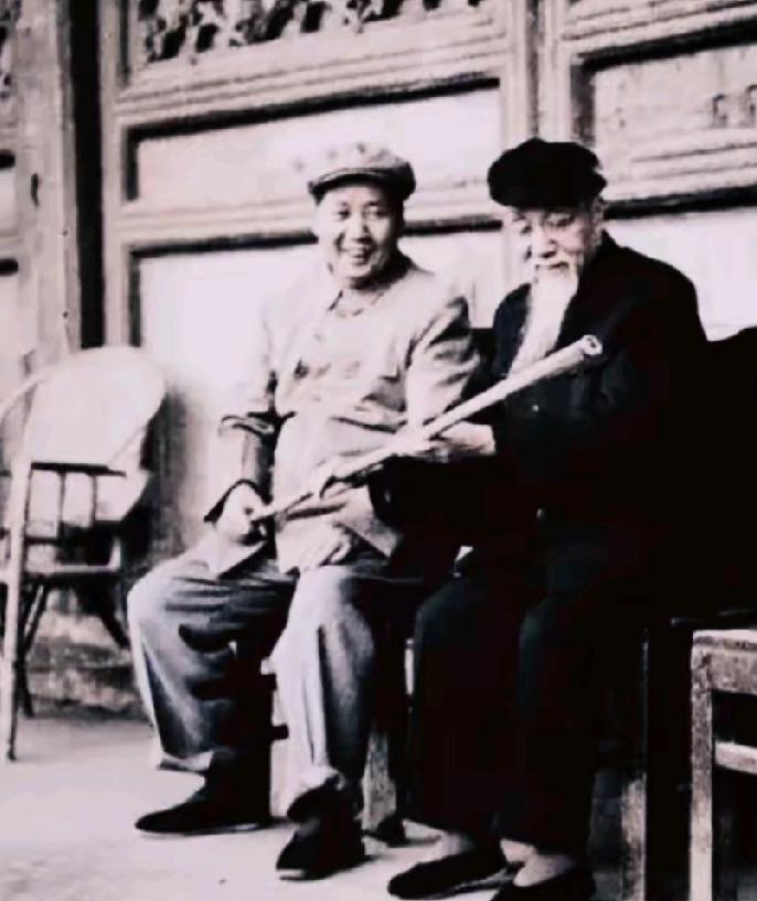 看到这张老照片，心里头真是暖暖的。1954年，在午门城楼上，毛主席和前清翰林陈叔