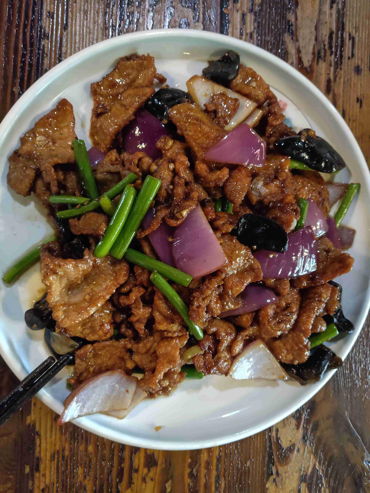 我家老同志不喜欢在外面吃饭，因为我们开过饭店，所以在家里简单的吃一口，也不会出去