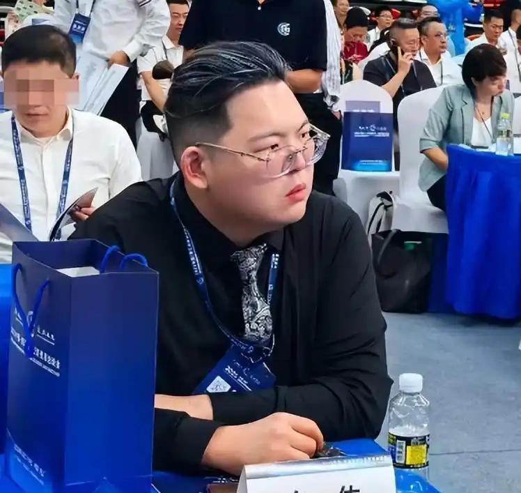 四十岁还被亲妈当众说“不如儿媳妇靠谱”，向佑这豪门少爷当得真憋屈。他把手机摔在