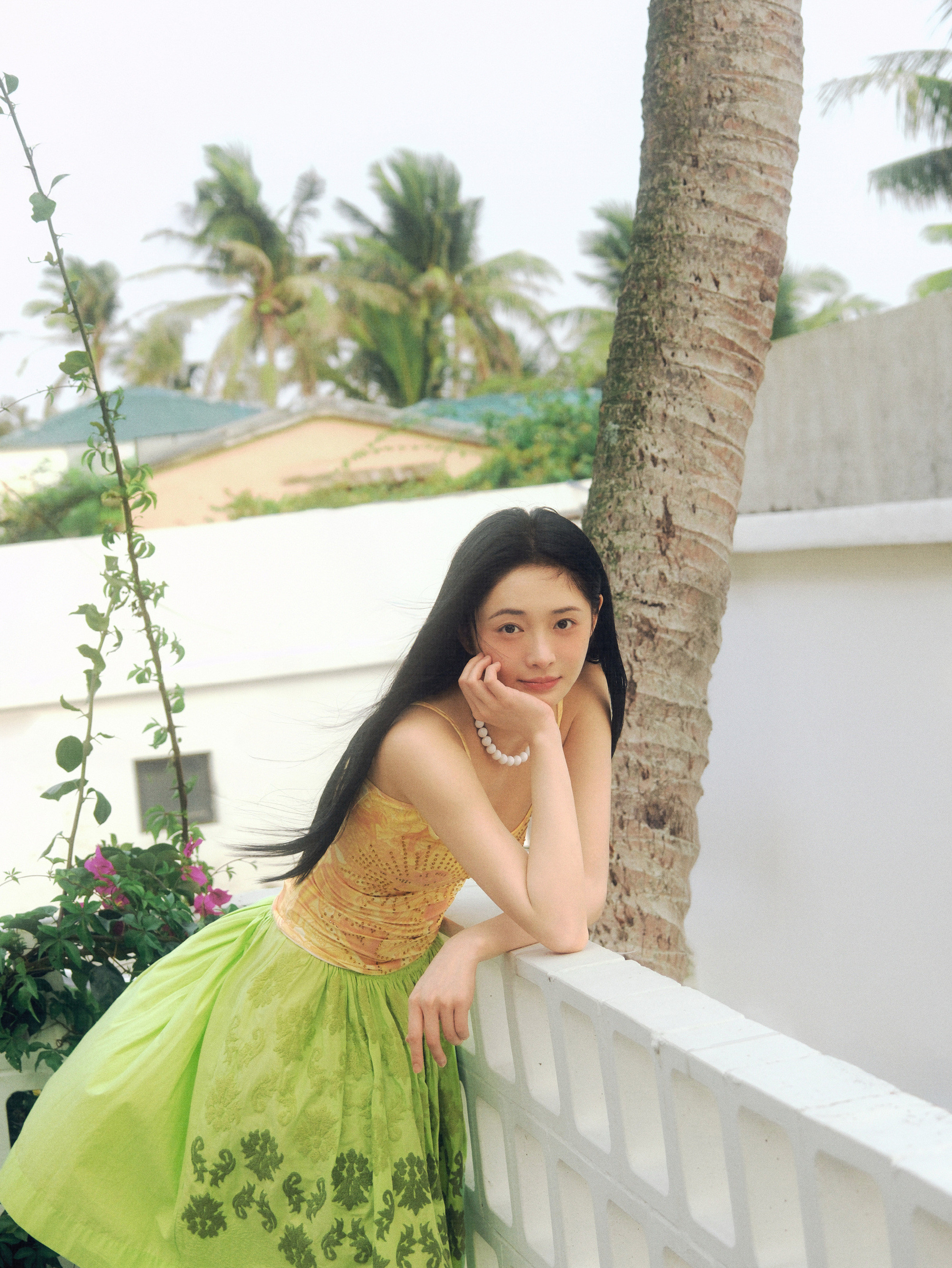 这周洁样子这组写真美到失语椰风海韵作背景，黄吊带配绿半裙，黑长直被风吹起，慵懒又