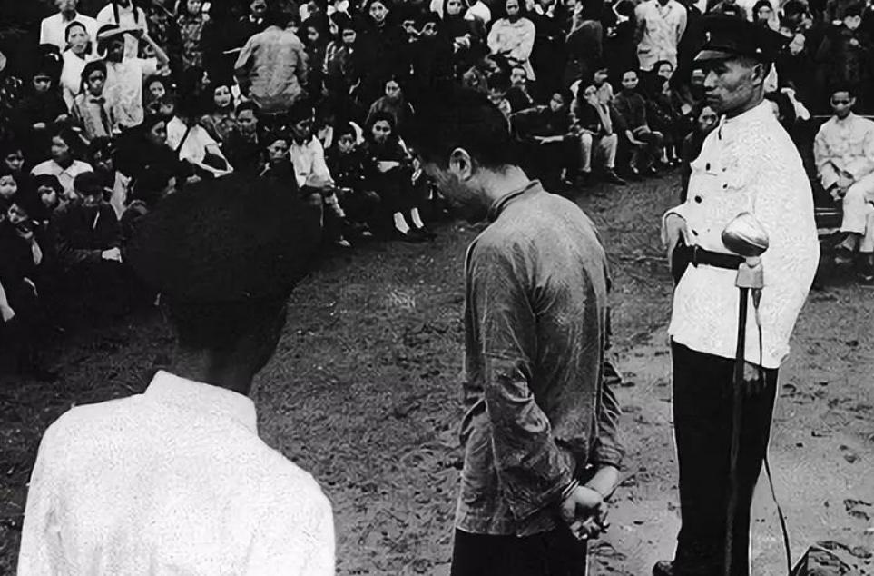 上世纪50年代，农民杨大发和妻子起了争执。吵到激动处，妻子突然拿他的“旧事”说话