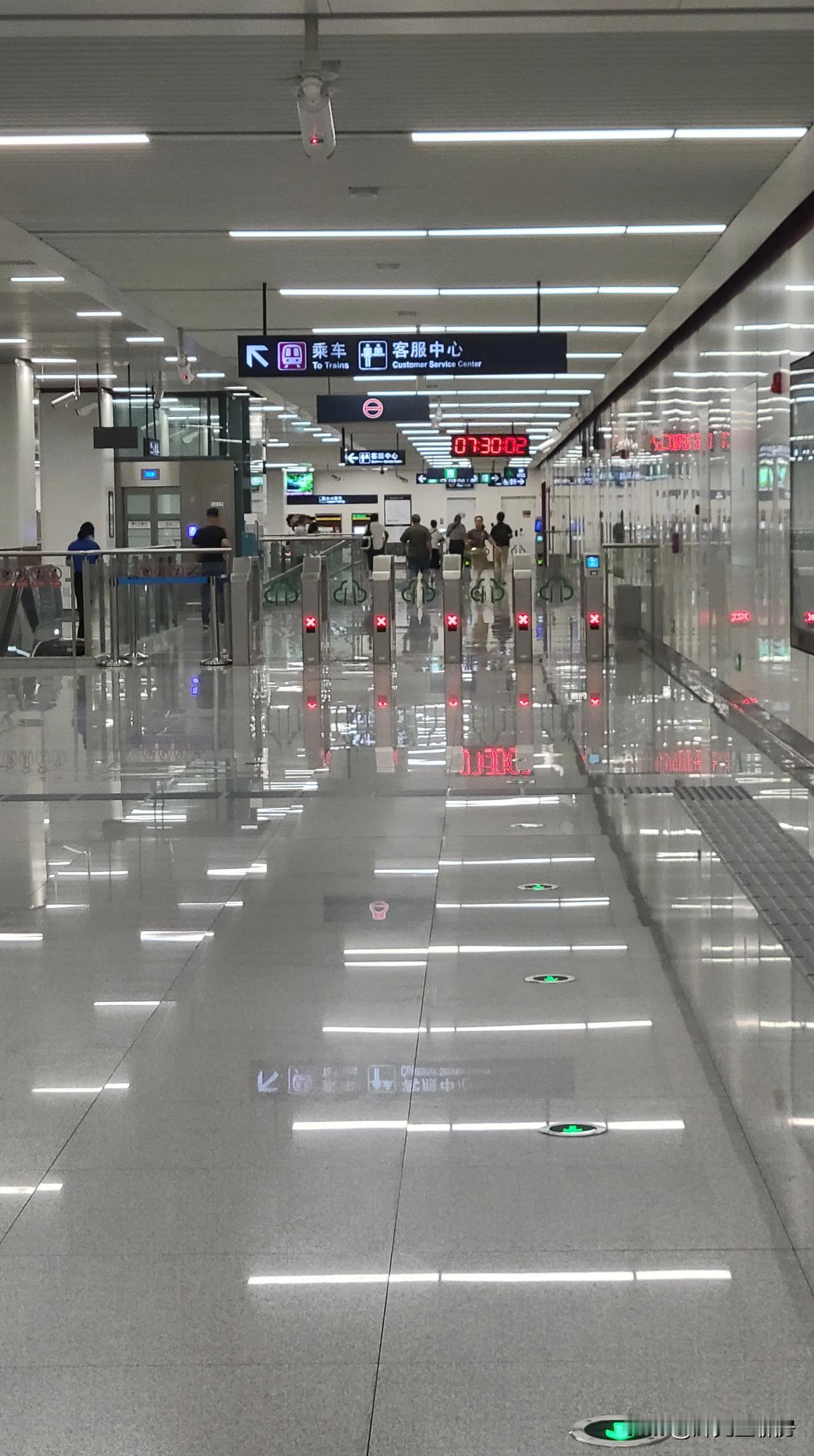 早高峰的福州地铁，不知道该说好还是不好。