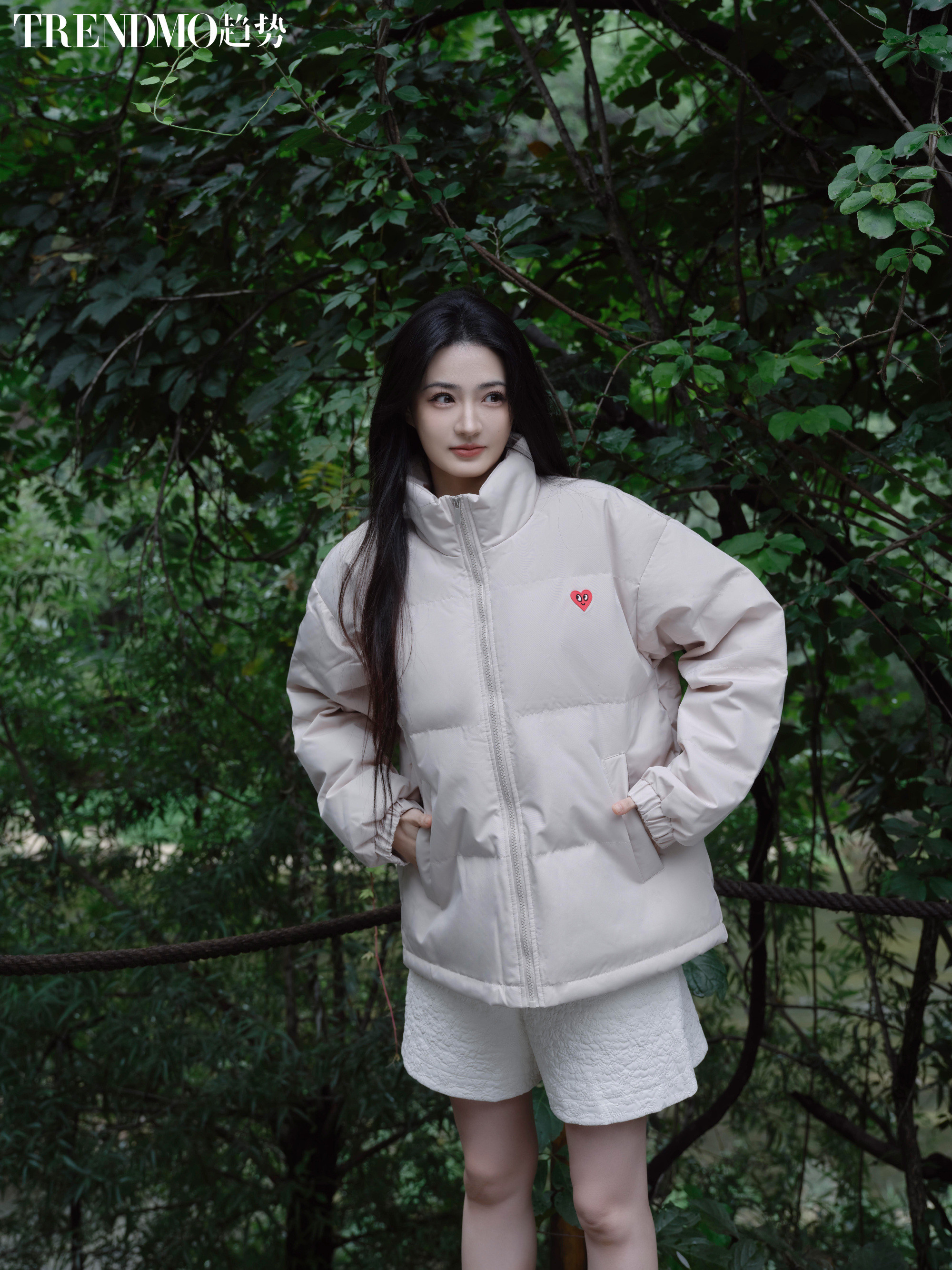 徐璐最新杂志大片，林间甜美的白裙少女。徐璐