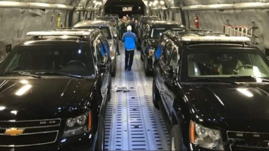 C-17降落北京，就为运几辆车？一辆总统座驾，重达9吨，什么概念？相当于两头