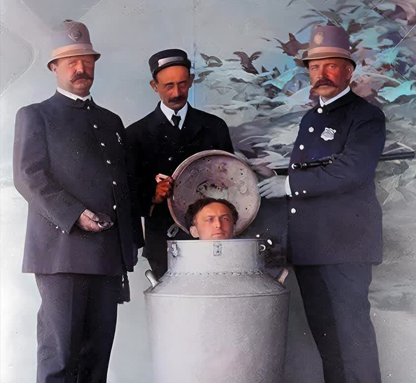 1908年，三名英国警察，将一名男子装进牛奶罐里。桶中男子大喊：“你们不可以这样