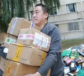2016年，送了6年快递的博士谭超，拉着考博失败的女友一起送快递。谁料，他的大学