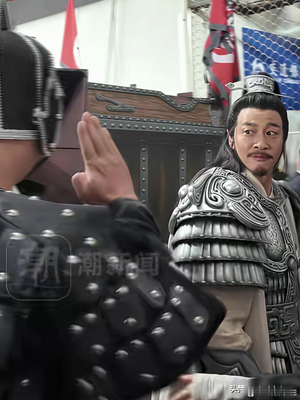 网友都说何润东在苏超演出完退场时，眼前打招呼“辛苦了”的那个小兵，如果他当时大声