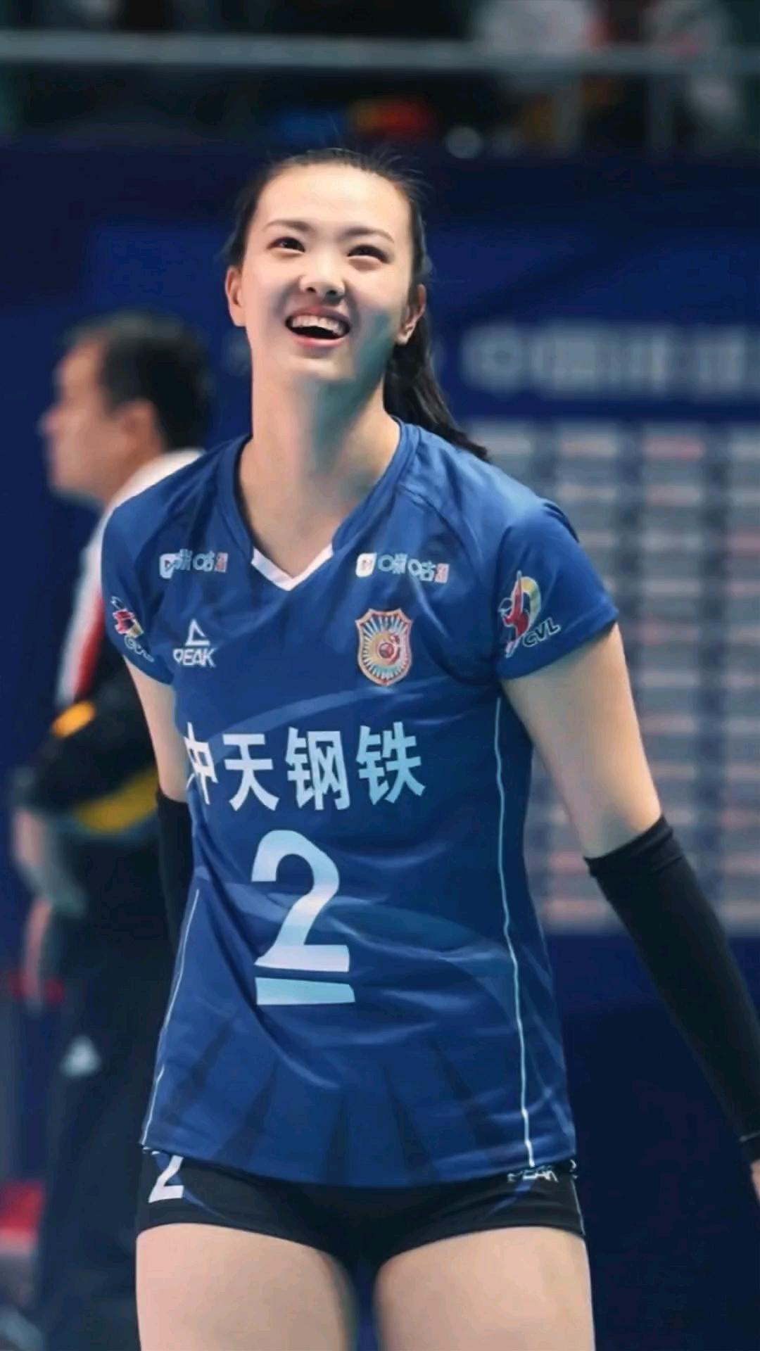 向张常宁致敬。听说，又有不少女排姑娘出国打球了。有人将这比喻成镀金、留学、见