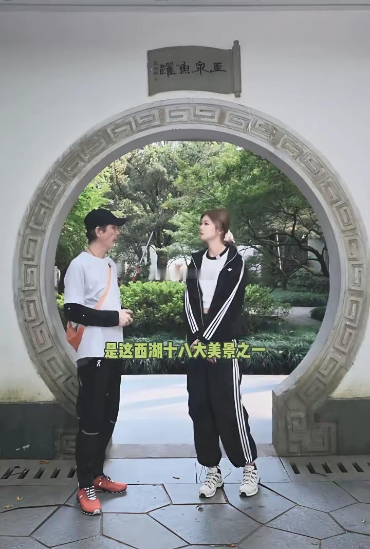 近日张子健带着女儿依依打卡杭州漫步植物园，探访西湖美景玉泉鱼跃​​​