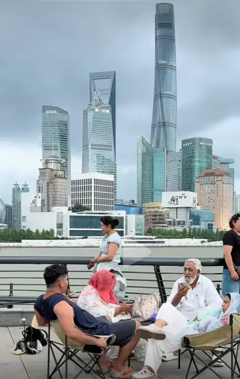 印度人在外滩摆谱高种姓印度人走上外滩他们的体会上海还是不如孟卖外滩也不