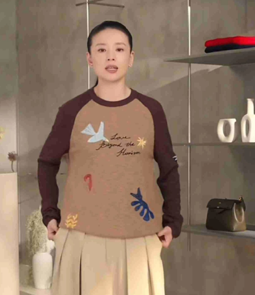 董洁推荐了一套春天里适合穿的裙装鸟语花香的感觉扑面而来这套裙装上身是一件插肩袖