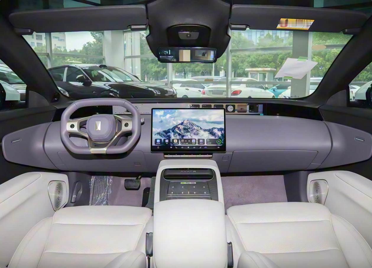 标配4激光雷达,增程版26.99万起,纯电版28.99万起。阿维塔12四激光版上