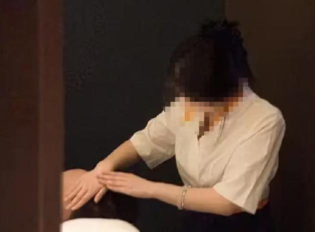 在深圳，夫妻俩共同经营一家足浴店，日子富足安稳，本该安安稳稳安享晚年。可平静的生