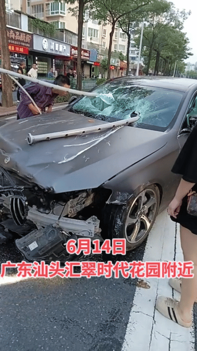 痛惜，事发汕头金平区广厦街道汇翠时代花园附近，都开上奔驰豪车了，还不珍惜生命，开