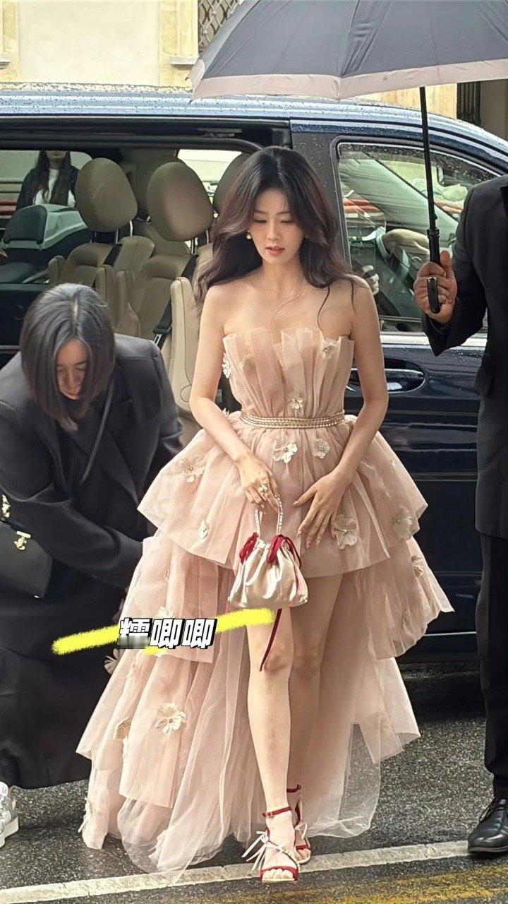 白鹿粉色花朵公主裙白鹿花朵抹胸公主裙起猛了看到真公主了….白鹿​​