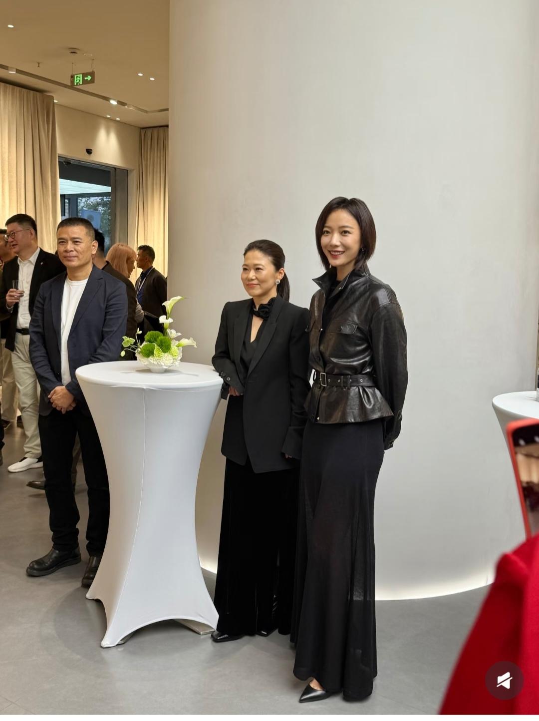 王珞丹，这条裙子配这皮上衣简直绝绝子。