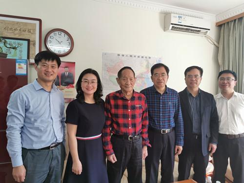 1997年，一位女生来袁隆平的水稻研究所面试，作为面试官的袁隆平看了她完美的履历