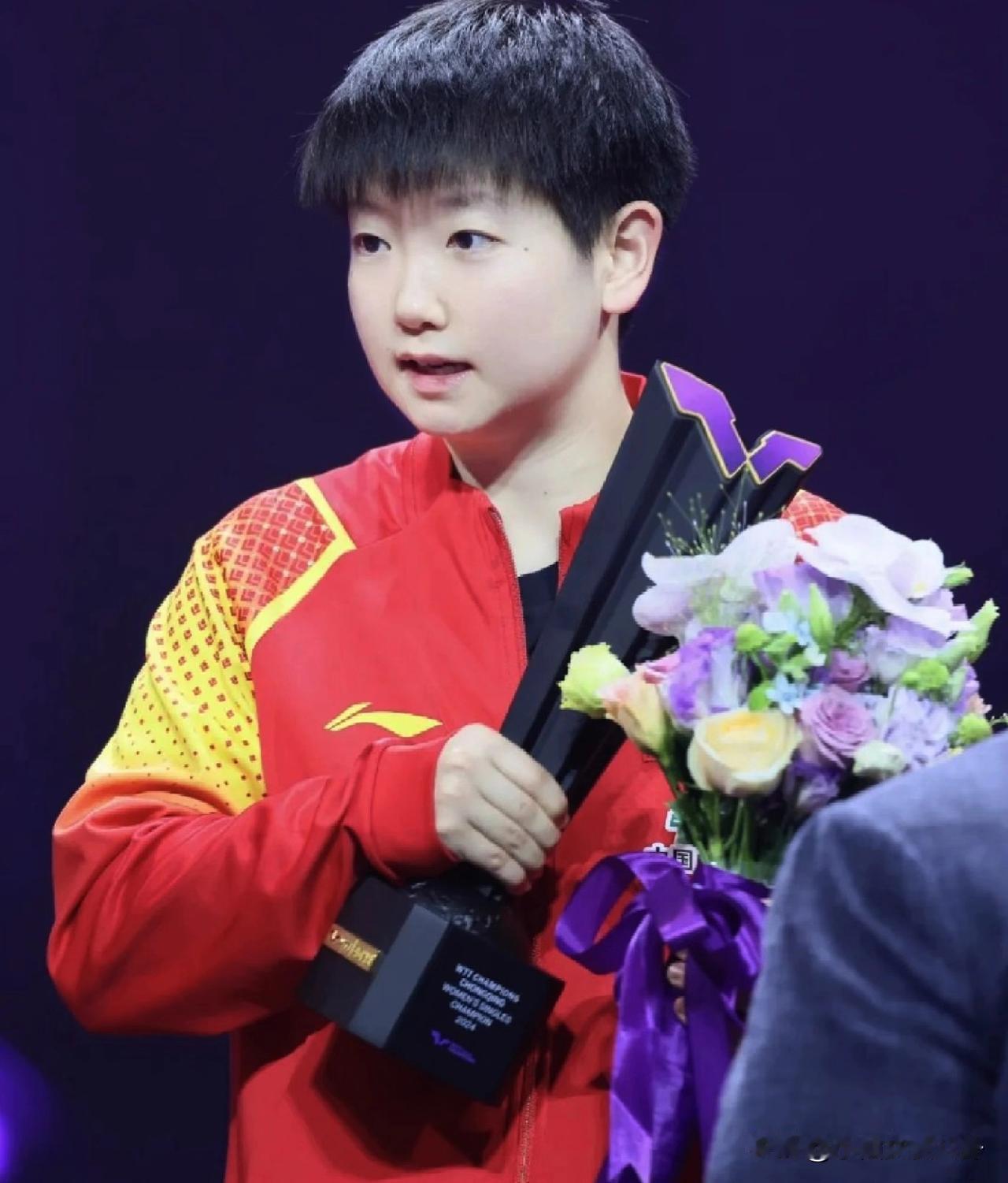 孙颖莎本次伦敦世乒赛的表现已经成为女子乒乓球绝对的王者，成长为名副其实的“小魔