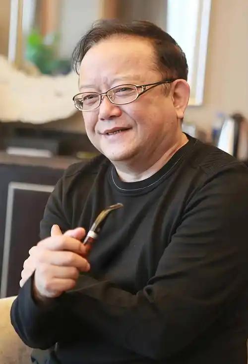 最近网上传王刚卖豪宅移民，我是不信的。这谣言起于2019年，《我们的师父》节目用