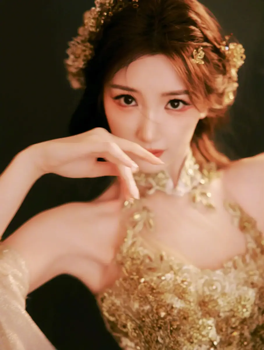 毛晓彤穿鎏金刺绣纱裙灵动贵气眼尾红妆更添妩媚风情