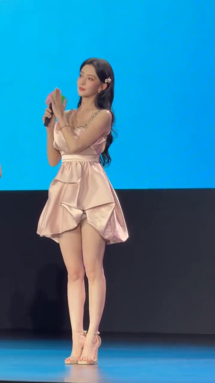发现没有，子义已经迫不及待的想要和大家见面了。欢迎子义来到本次舞，美不美？美。跟