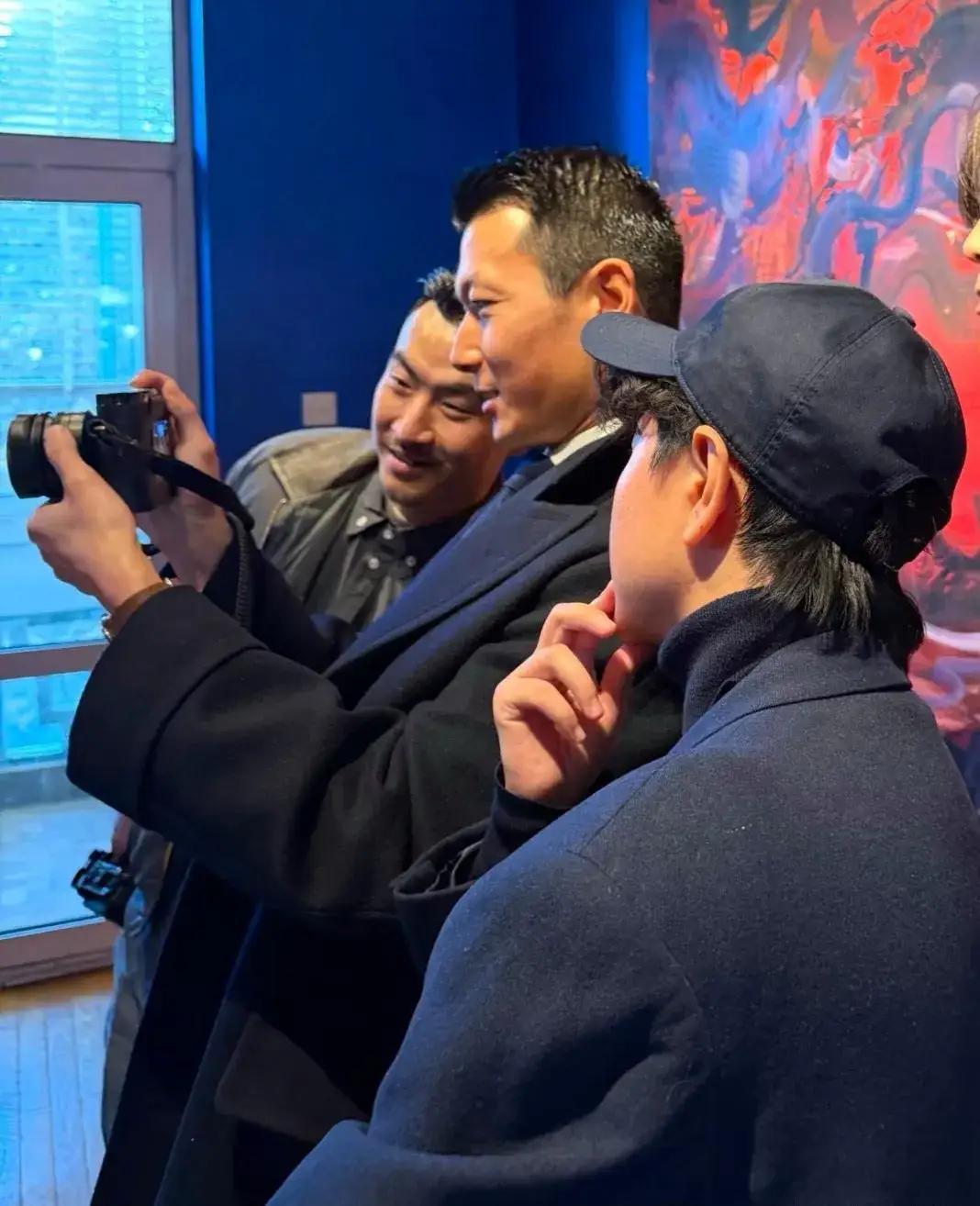 朱珠与老公甜蜜约会！化浓妆穿皮草贵气十足，看老公眼神超宠溺