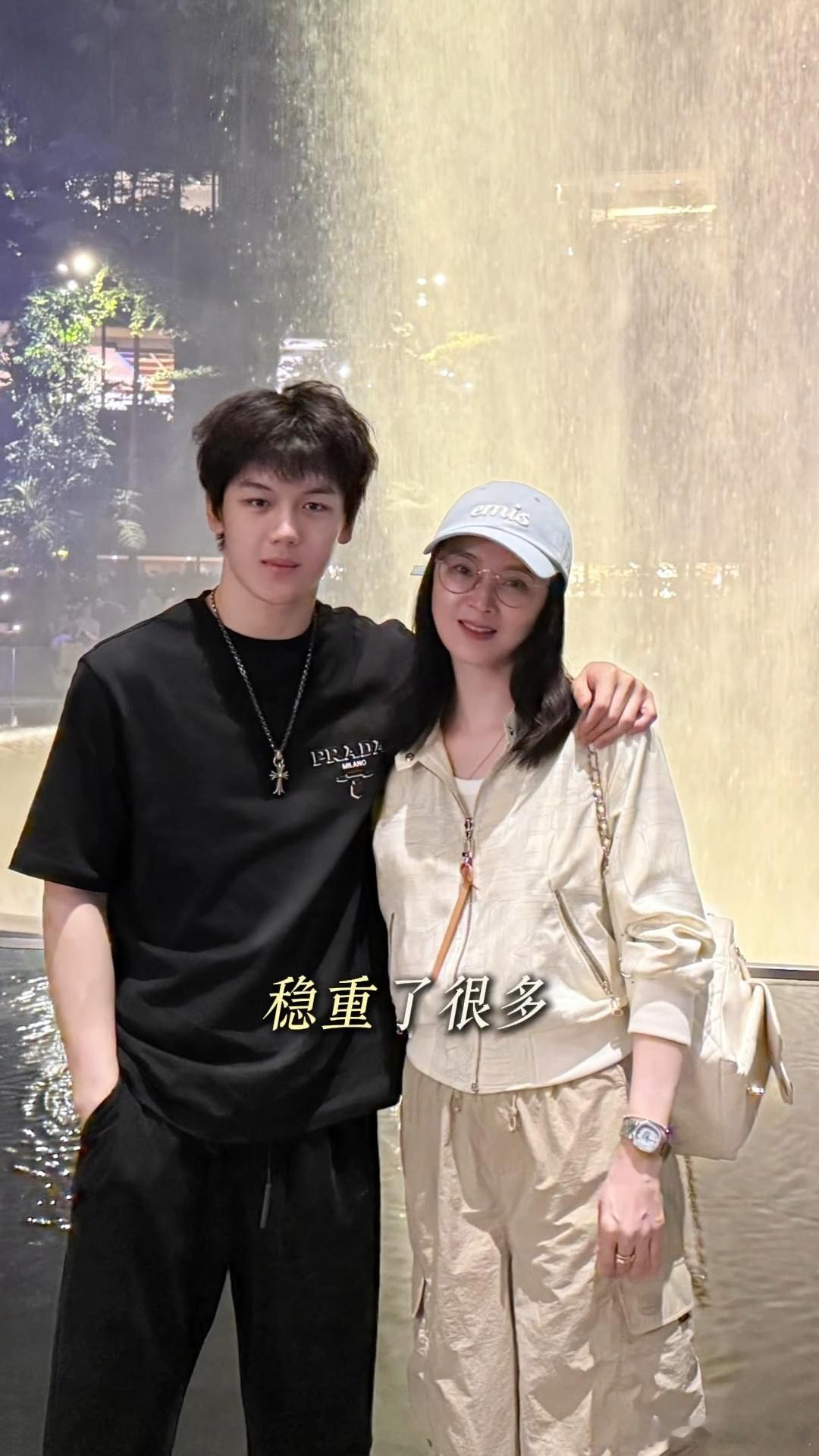 王艳儿子19岁近照王艳儿子颜值王艳儿子近照曝光，19岁球球搂着妈妈合照，看起来