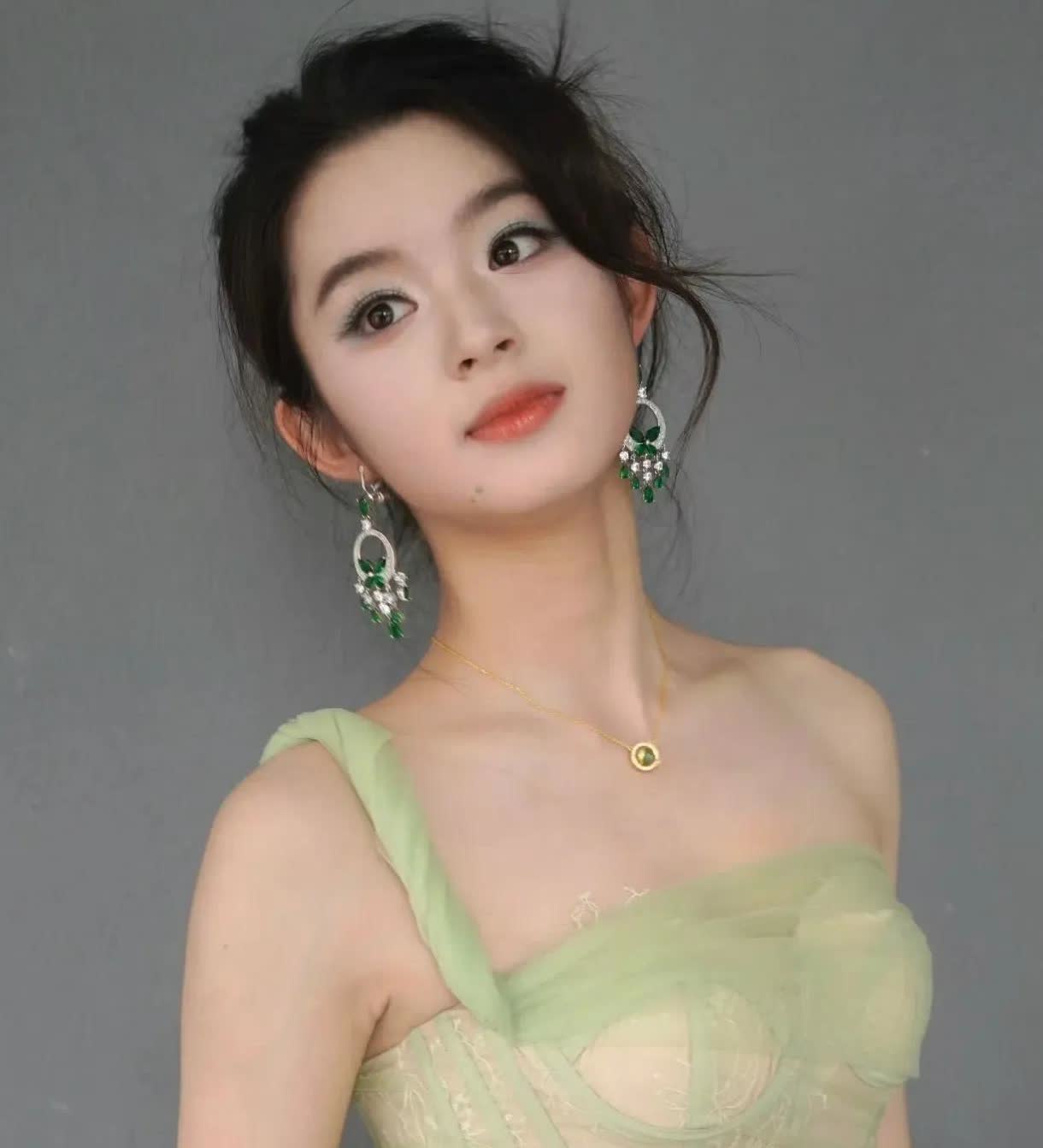 万万没想到，查到最后，竟然查到原来黄杨钿甜，这个黄的姓原来不是跟她父母姓